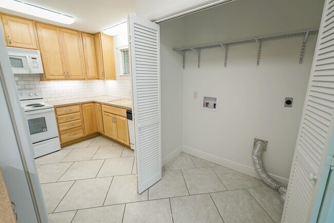 Building Photo - 251 S Villas Ct