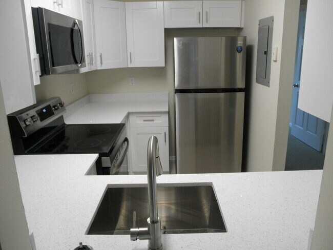 Building Photo - 721 Cypress Way E