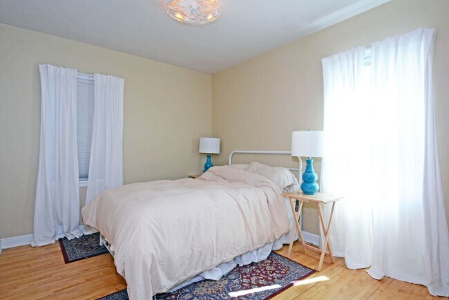Building Photo - Cozy 2-Bed 2-Bath Home in St. Paul - Available Now!