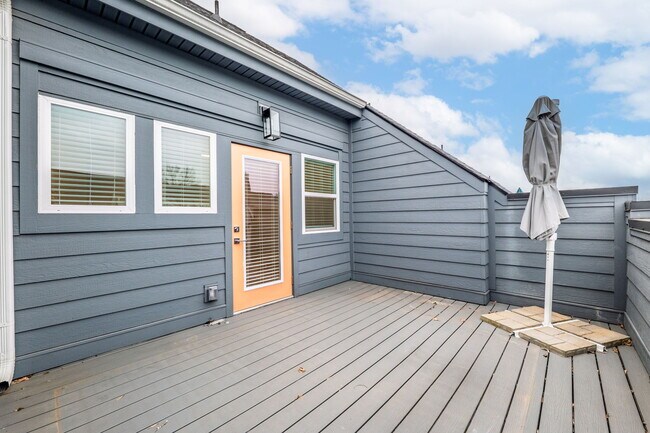 Building Photo - 644 W End Dr