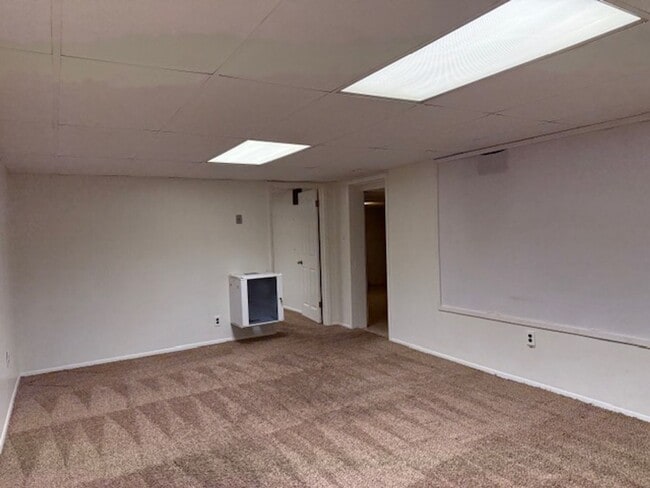 Building Photo - House For Lease