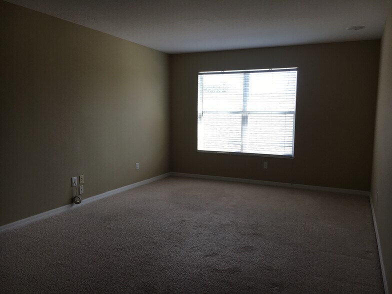 Building Photo - 9805 Portofino Dr