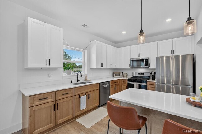 Building Photo - 25760 Groveland St