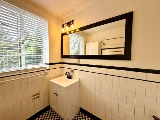 Building Photo - 1/2 MONTH OFF SPECIAL - Dilworth -Historic Myrtle Sq 1 bed 1 bath condo