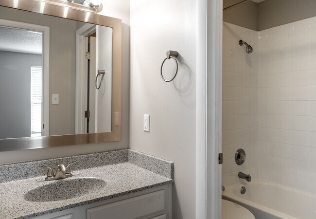 Building Photo - Modern 2 Bed, 2 Bath Apartment in Overland Park, KS!