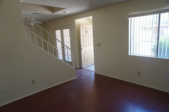 Building Photo - Charming 2 bed 1.5 bath Phoenix townhouse