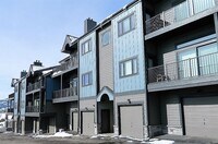 Building Photo - Summer Seasonal Rental- Lake Forest E301