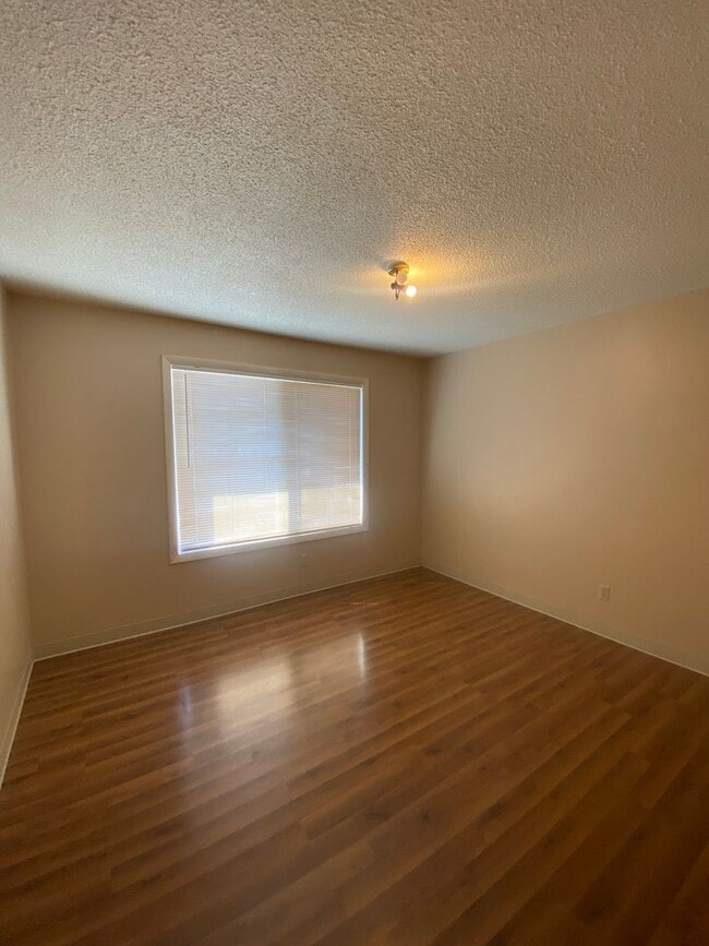 Building Photo - 2 Bed 1 Bath duplex with water, sewer and ...