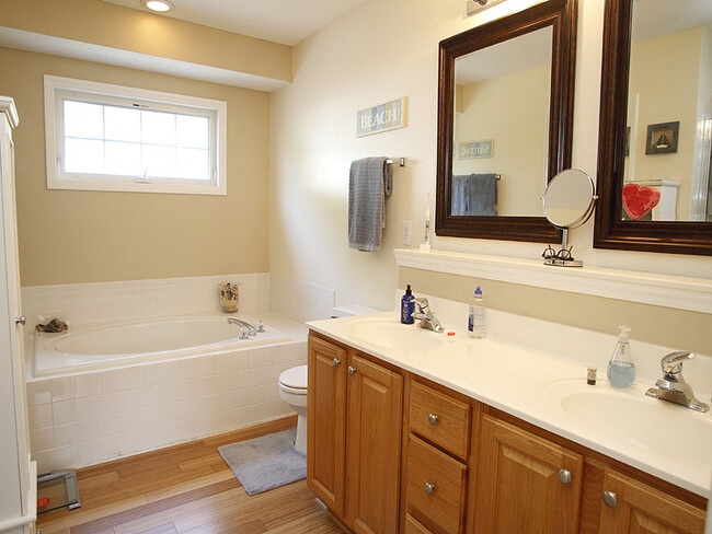 Building Photo - Beautifully Updated Home in Desirable Scho...