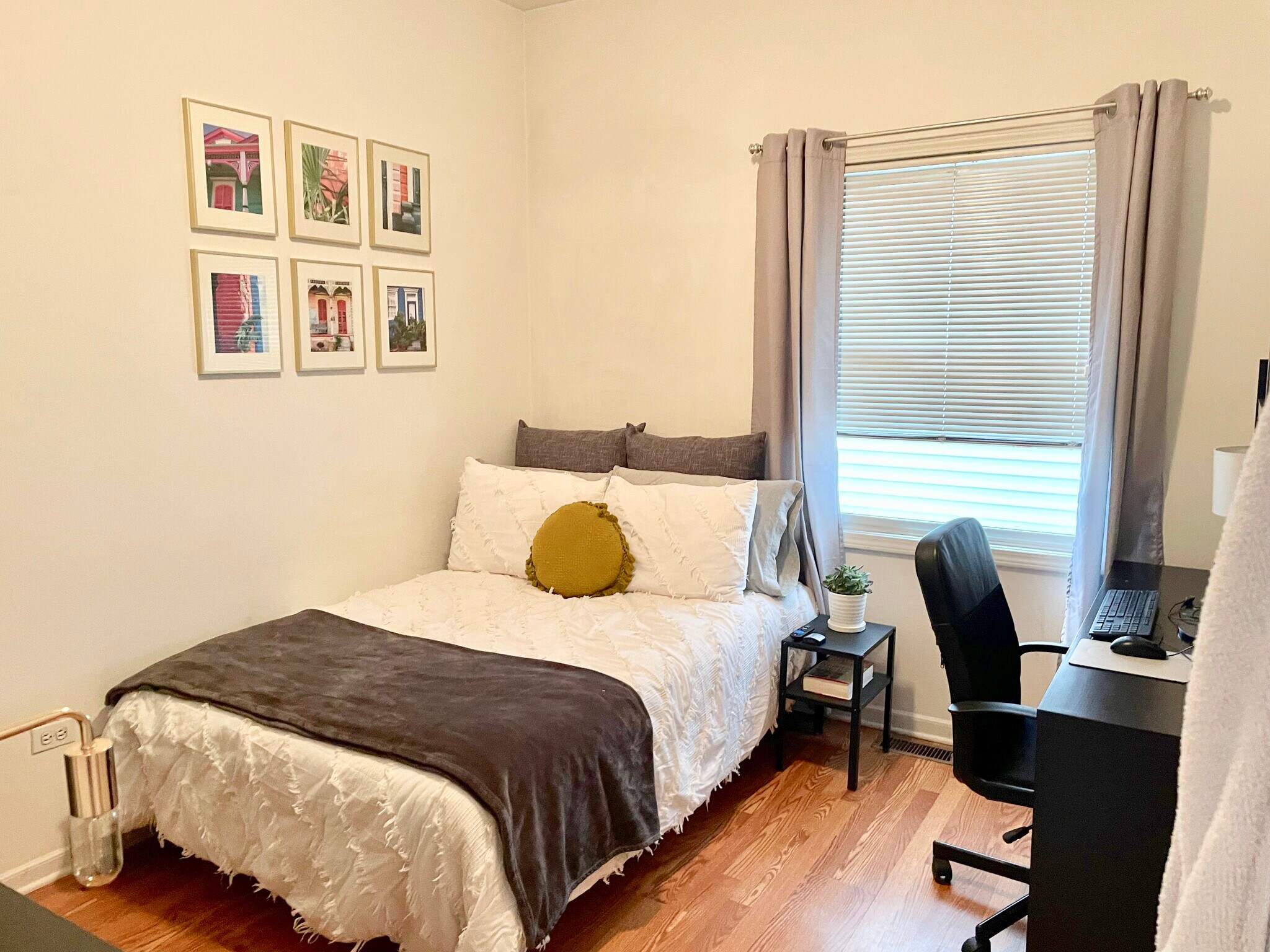 BEDROOM - 2529 N Marshfield Ave