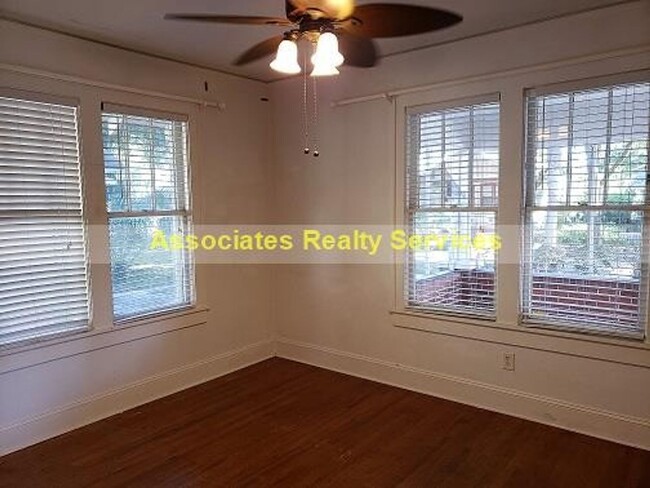 Building Photo - Walk to UF!   Cute/Historic 3 bedroom, 2 b...