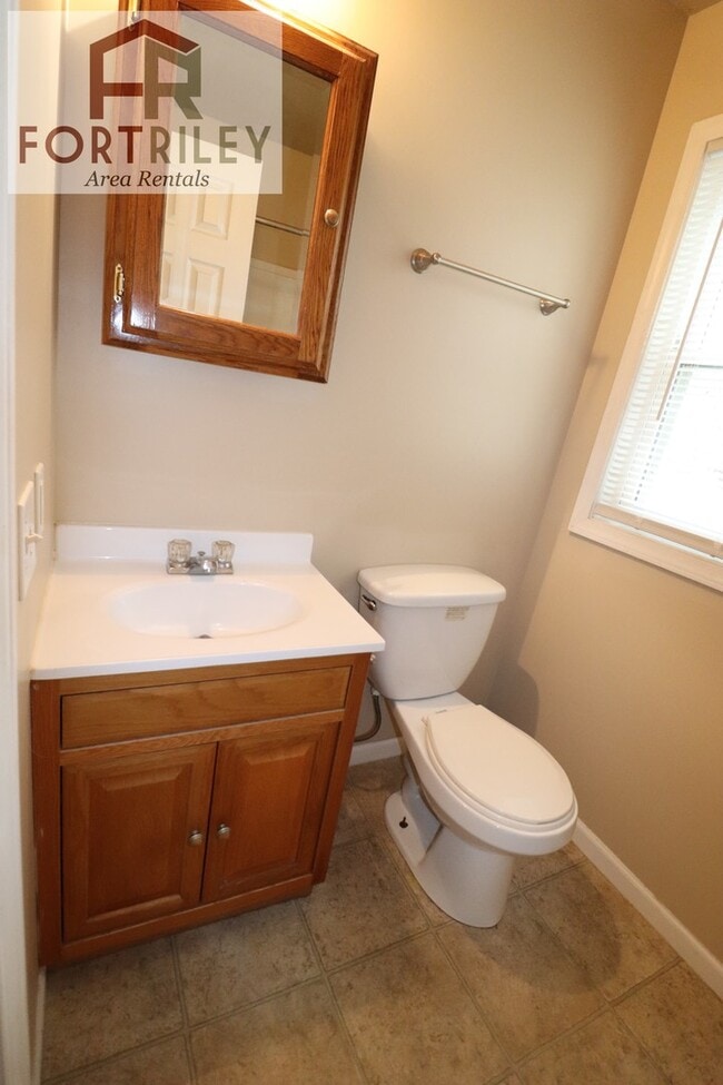 Building Photo - Spacious rental home!