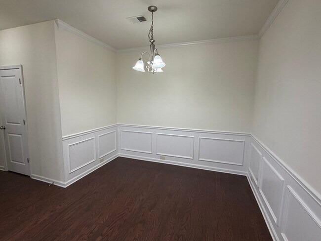 Building Photo - Master Bedroom on Main Floor