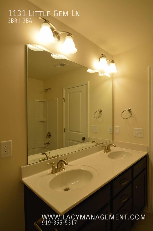 Building Photo - 1131 Little Gem Ln
