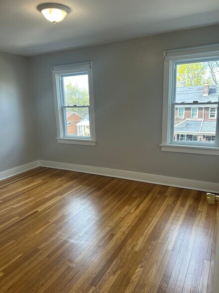 Building Photo - 940 Mirror St