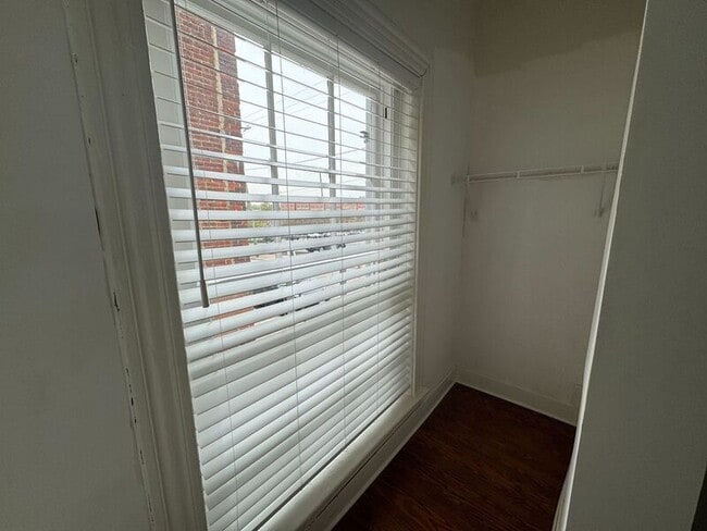 Building Photo - 17 W Main St