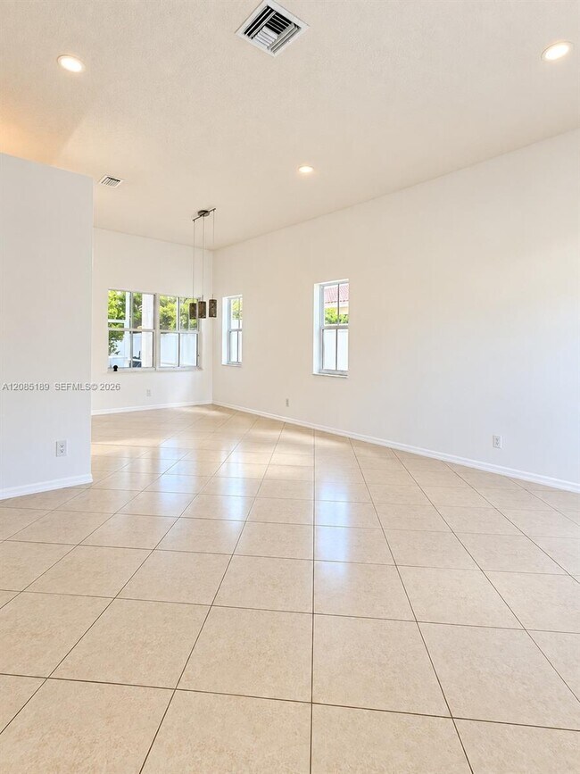 Building Photo - 908 Tanglewood Cir