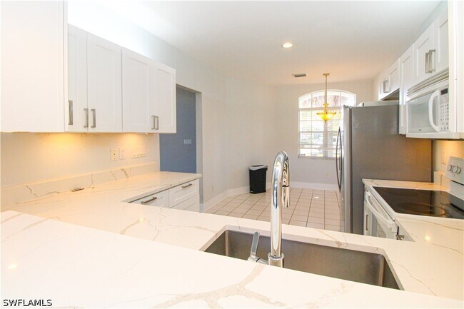Building Photo - 135 Lady Palm Dr