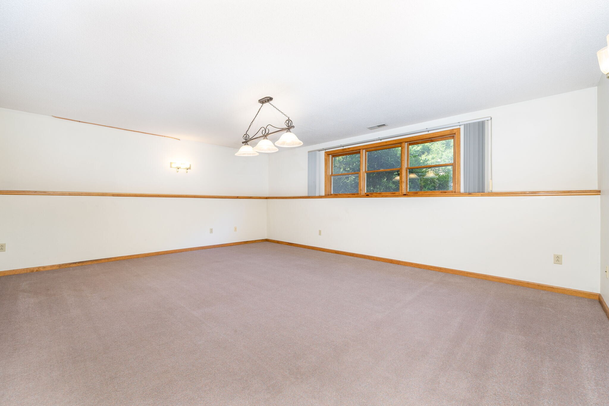 Building Photo - 84 Eastwood Dr