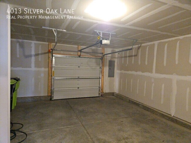 Building Photo - 4013 Silver Oak Ln