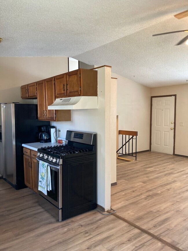 Building Photo - Charming 3 Bed, 2 Bath Home with Spacious ...