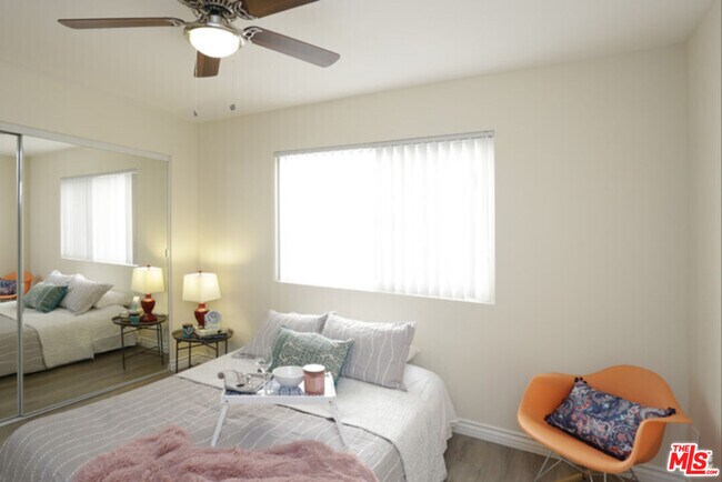 Building Photo - 550 S Manhattan Pl