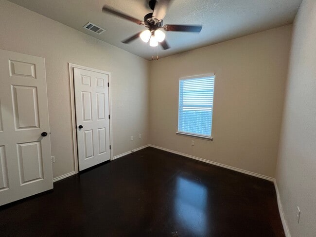 Building Photo - Luxury 3/2 duplex in NBTX