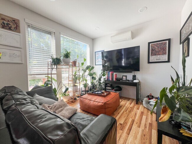 Building Photo - 3bd/2ba Seattle Townhome