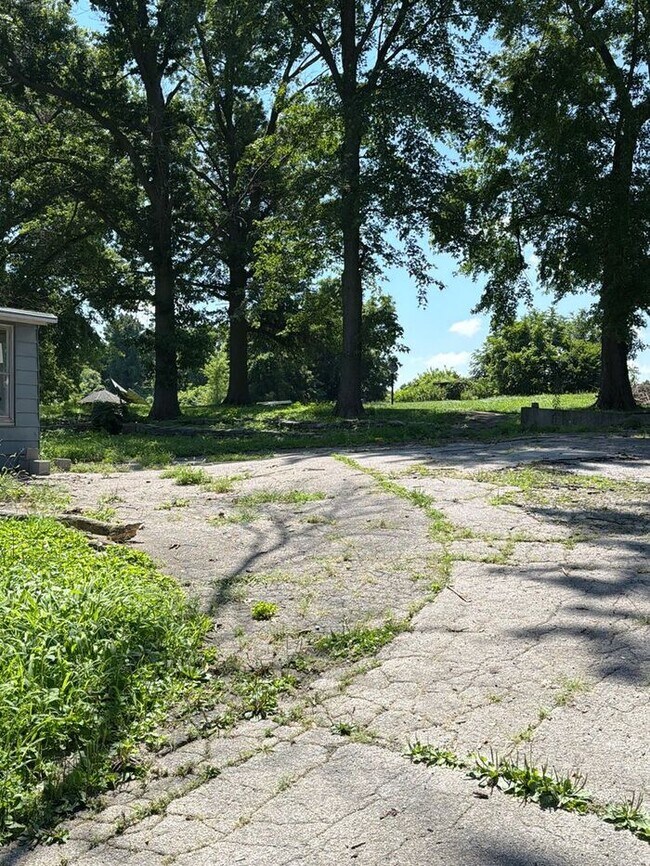 Building Photo - Rare Opportunity! 4 bed, 1 bath home on large lot!