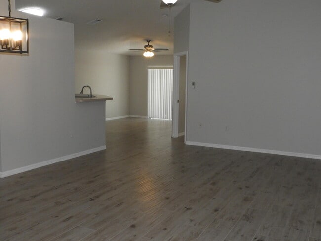 Building Photo - 1520 Vista Lake Cir