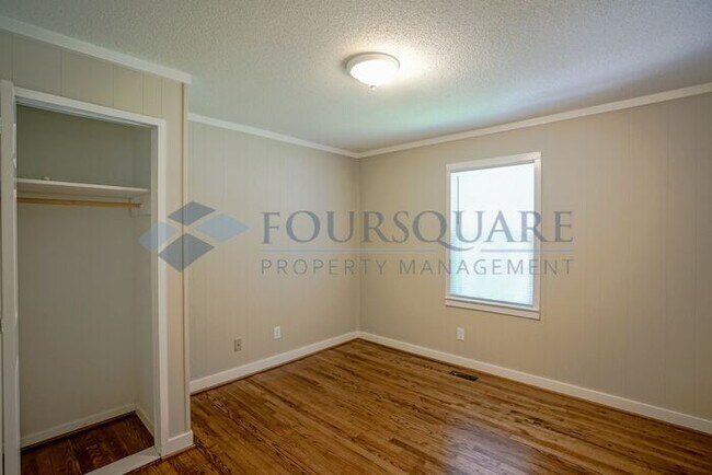 Building Photo - Charming 3-Bed / 1.5-Bath Ranch Home with large Yard & Off-Street Parking – Near White Oak Crossing