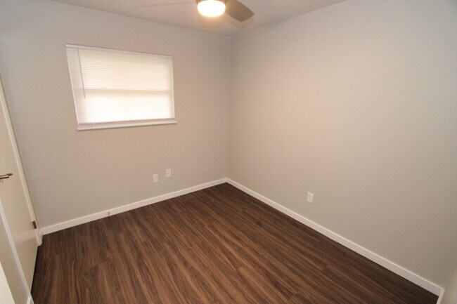 Building Photo - 4 bedroom 1 bathroom SF House