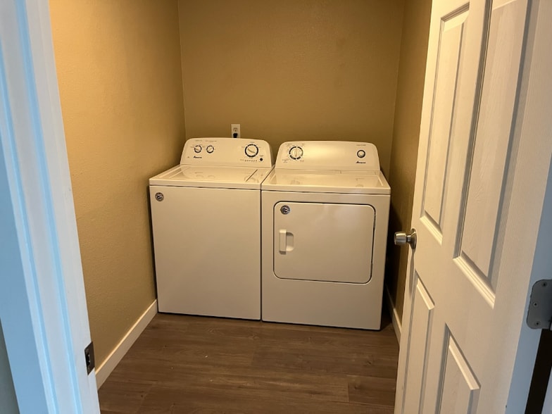 Building Photo - 1013 76 St Ct E