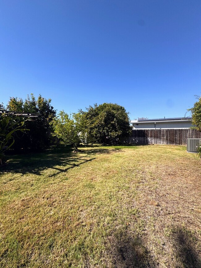 Building Photo - Charming , Spacious House for Rent in Rocklin