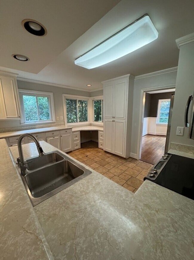 Building Photo - Beautiful 3 Bedroom/2 Bath Home in Convers...