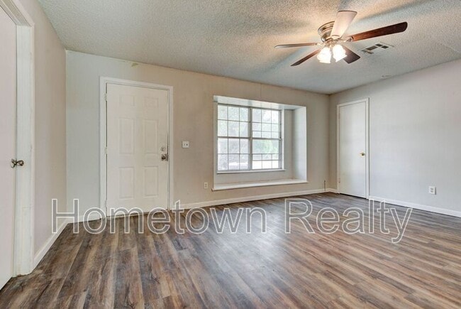 Building Photo - 208 W Shadywood Dr