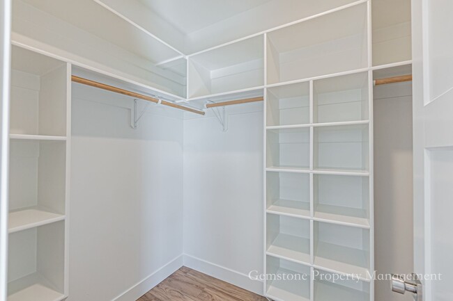 Building Photo - END UNIT - Darling 3 Bed 2.5 bath townhome...