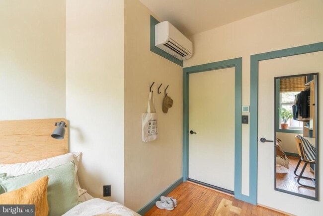 Building Photo - 711 G St SE