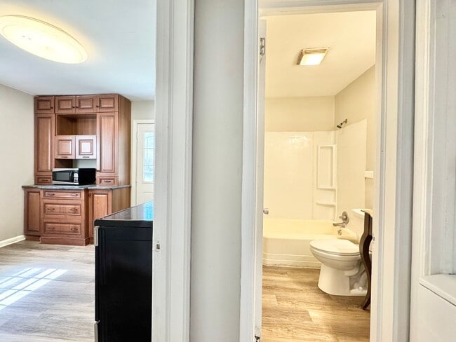 Building Photo - 1006 East Side Dr