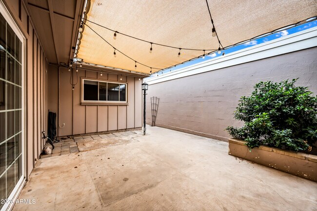 Building Photo - 5945 E Thomas Rd