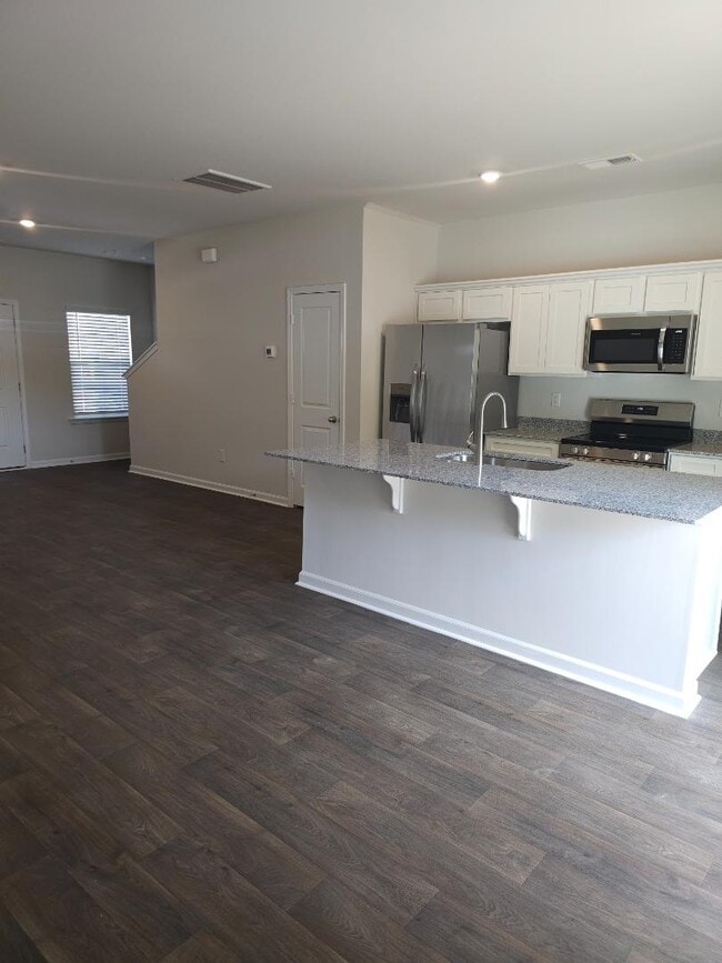 Building Photo - 102 Lowland Dr