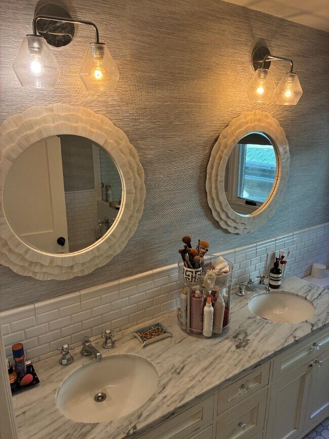 Building Photo - 212 Dwight Rd