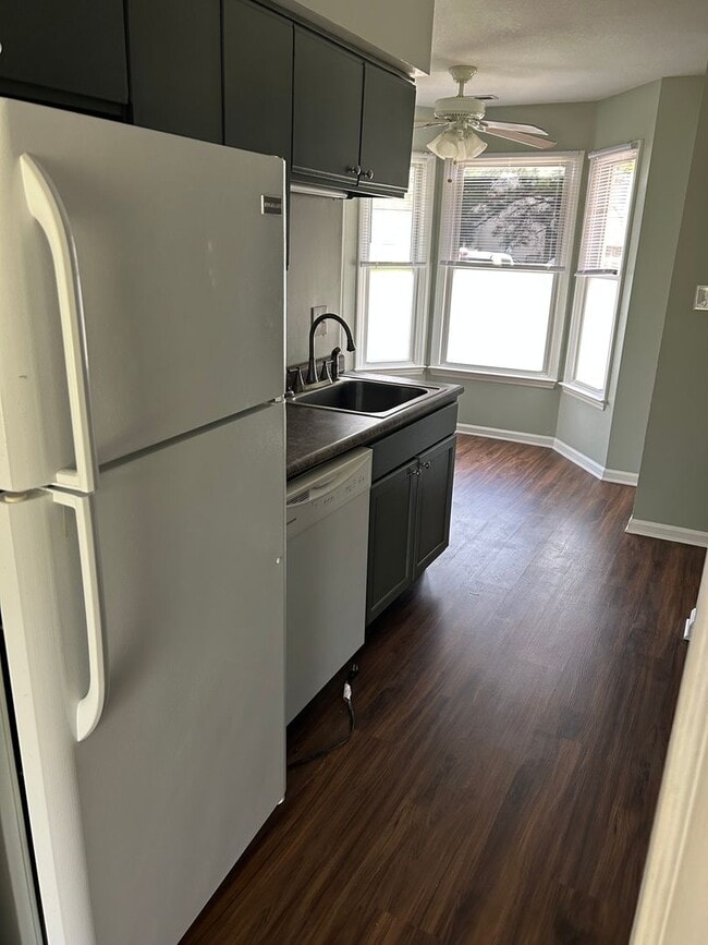 Building Photo - 2 bedroom, 2 bath Duplex