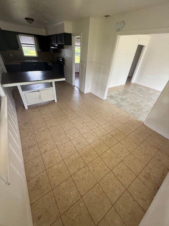 Building Photo - 5720 Shivers Dr