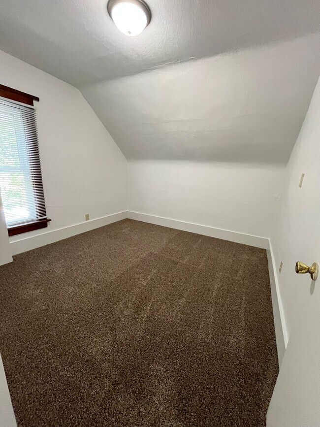 Building Photo - Newly Updated 2nd Floor 2 Bed/1 Bath Duplex Apartment