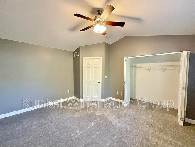 Building Photo - 704 Fountain View Dr