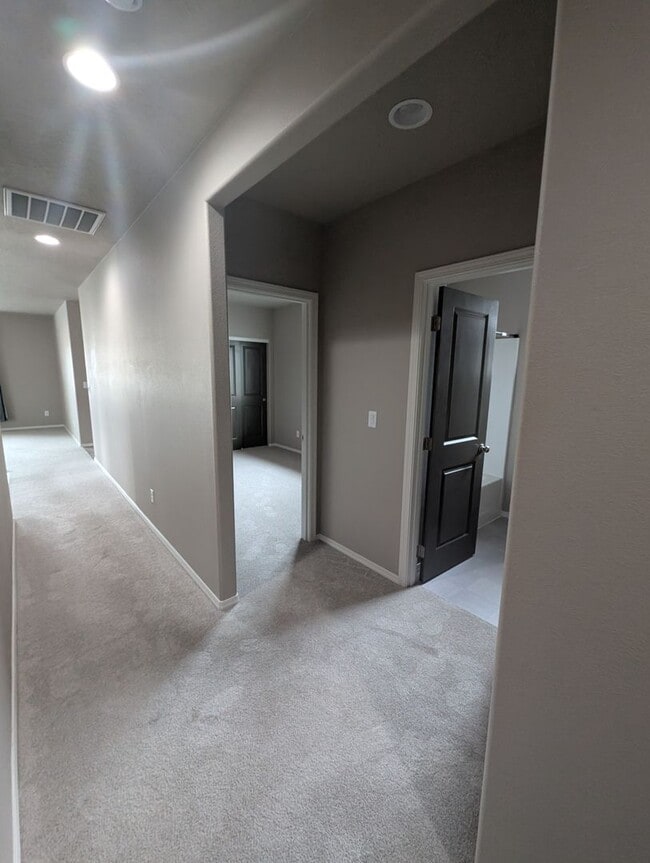 Building Photo - Newer 3 Bedroom / 2 Bathroom Home In NW Re...