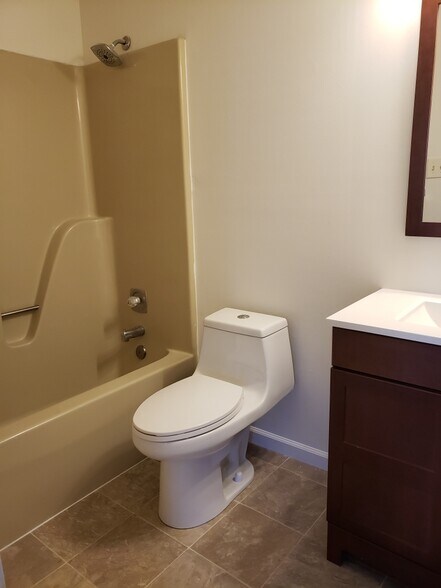 1st Upstairs Bath - 27 Park Charles Boulevard South