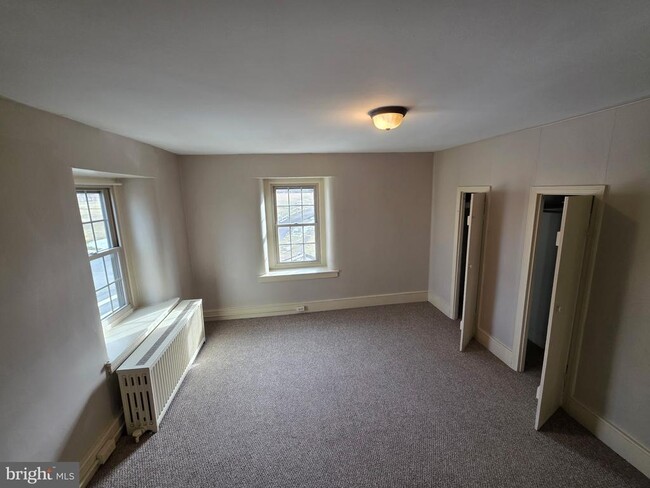 Building Photo - 2022 E Main St