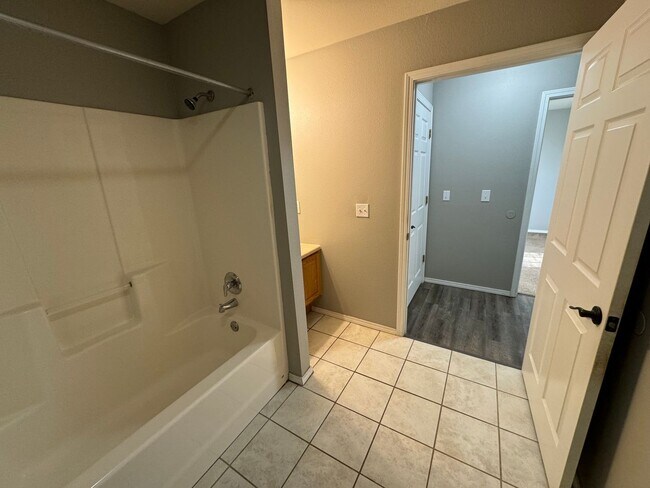 Building Photo - Updated 1 bedroom 2 bathroom apartment on ...